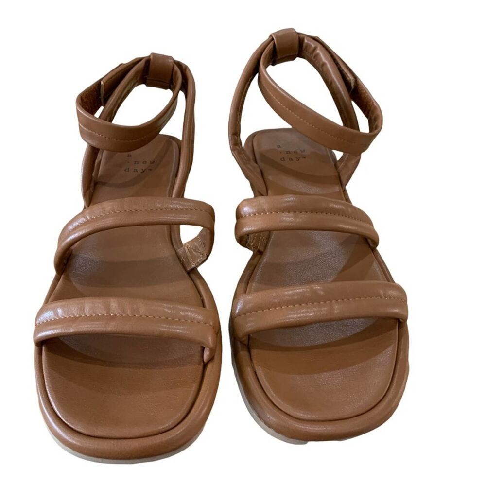 A new day sandal shoes. Size 6.5 new‎ without tags